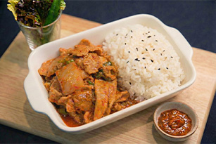  Острая жареная свинина с рисовыми рулетиками (комплексный обед)