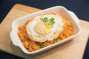  Жареный рис с беконом и кимчи